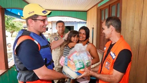 Em Cruzeiro do Sul, Gladson entrega cestas básicas e kits de higiene a atingidos pela cheia do rio Juruá